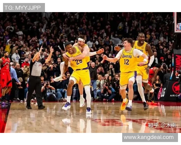 123-120！里夫斯44+11，詹姆斯接连上双纪录完结，湖人绝杀猛龙